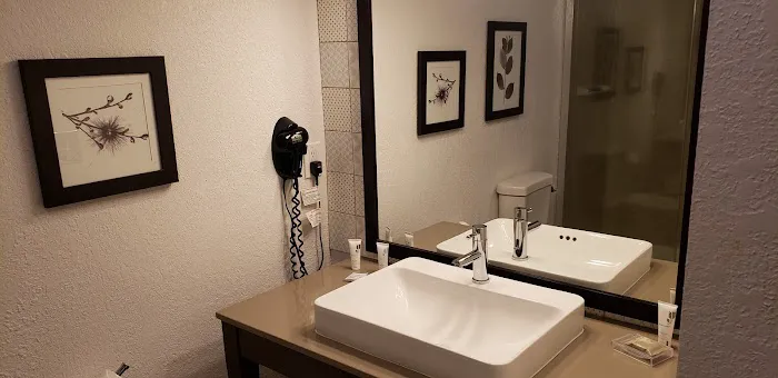 Country Inn & Suites by Radisson, Chippewa Falls, WI 4