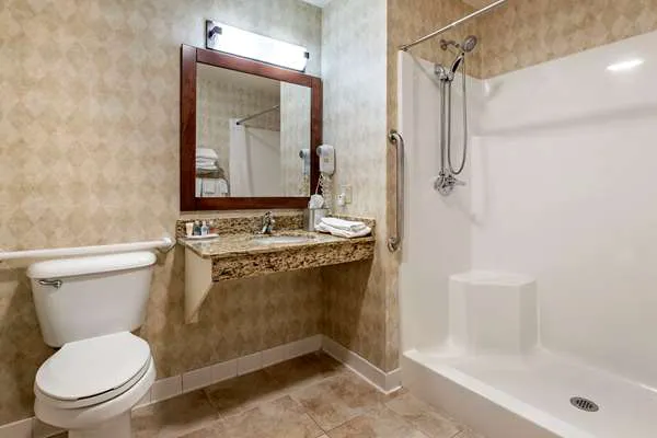 Comfort Inn Dyersville Near Field of Dreams 4