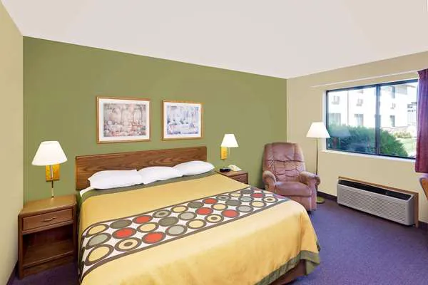 Super 8 by Wyndham Dyersville 4