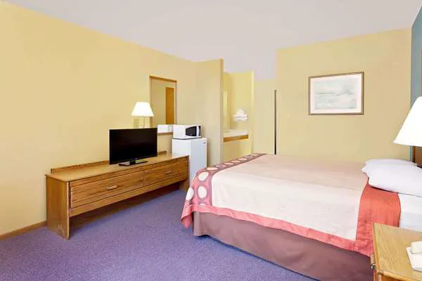Super 8 by Wyndham Dyersville 4