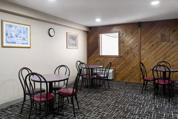 Super 8 by Wyndham Dyersville 4