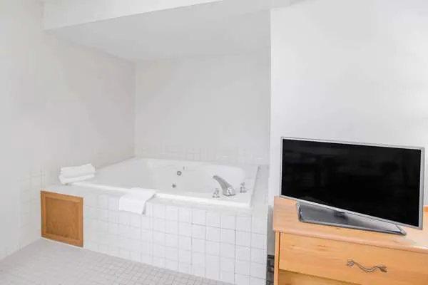 Super 8 by Wyndham Independence 4