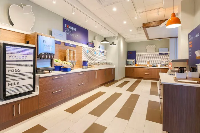 Holiday Inn Express & Suites Chicago O'Hare Airport by IHG 4