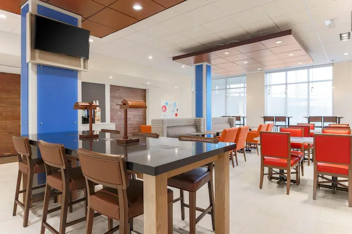 Holiday Inn Express & Suites Chicago O'Hare Airport by IHG 4