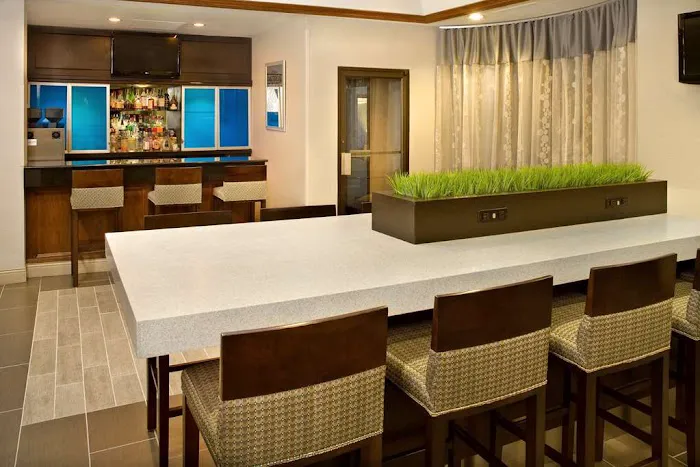 DoubleTree by Hilton Hotel Chicago Wood Dale - Elk Grove 4