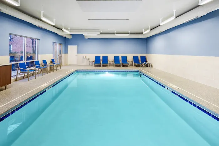 Holiday Inn Express & Suites Chicago North Shore - Niles by IHG 4
