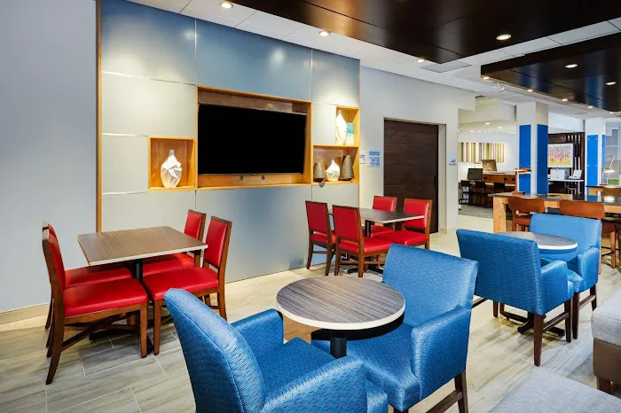 Holiday Inn Express & Suites Chicago North Shore - Niles by IHG 4