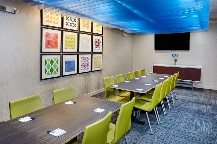 Holiday Inn Express & Suites Chicago North Shore - Niles by IHG 4
