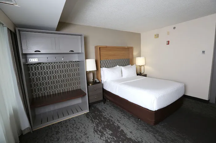 Holiday Inn & Suites Chicago North Shore (Skokie) by IHG 4