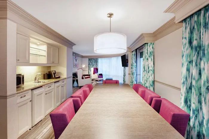 Hilton Garden Inn Chicago North Shore/Evanston 4