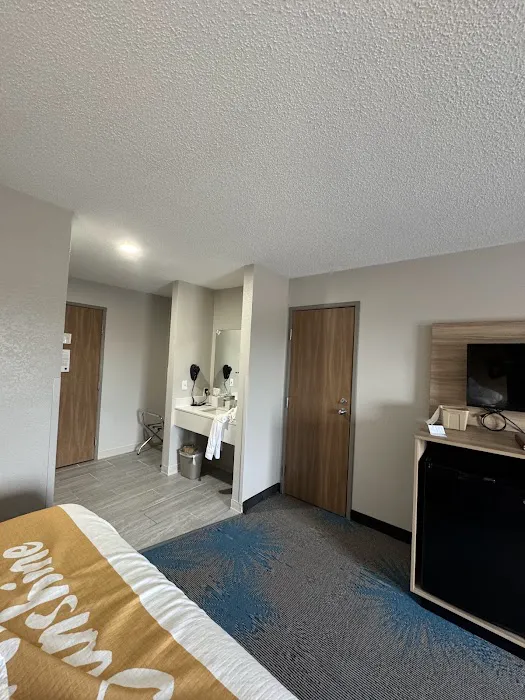 Days Inn by Wyndham Eagle River 4
