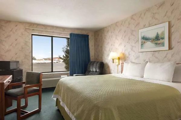 Days Inn by Wyndham Eagle River 4