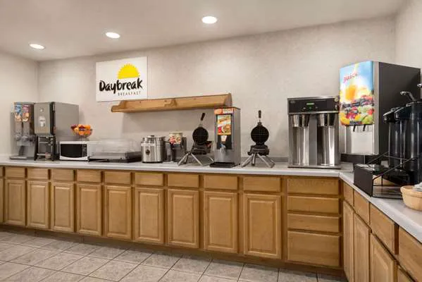 Days Inn by Wyndham Eagle River 4