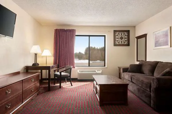 Days Inn by Wyndham Eagle River 4