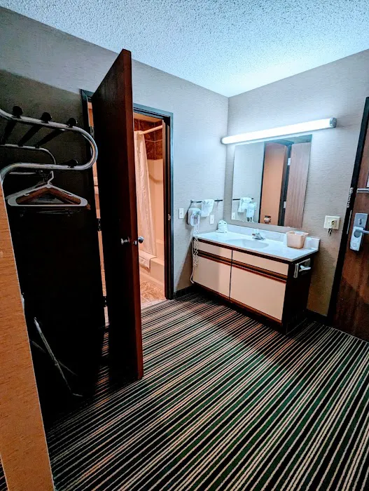 Woodfield Inn & Suites 4