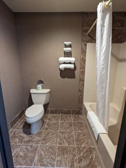 Woodfield Inn & Suites 4