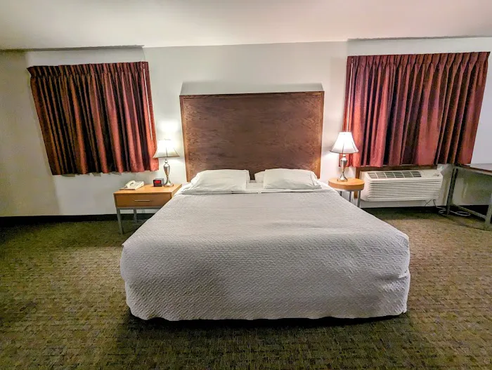 Woodfield Inn & Suites 4