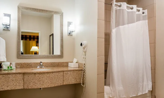 Holiday Inn Conference Ctr Marshfield by IHG 4