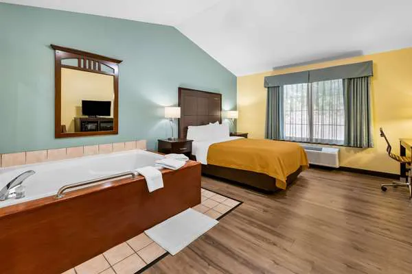 Econo Lodge Inn & Suites 4