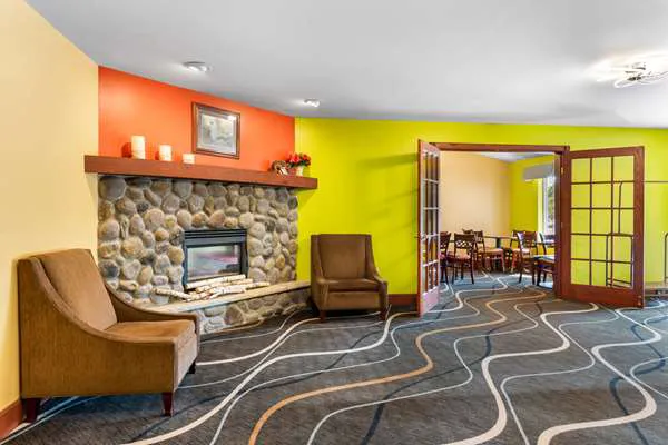 Econo Lodge Inn & Suites 4