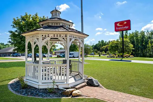Econo Lodge Inn & Suites 4