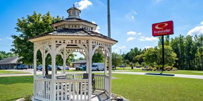 Econo Lodge Inn & Suites