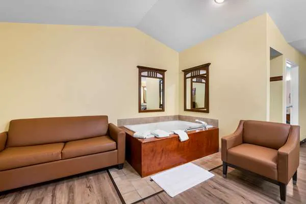 Econo Lodge Inn & Suites 4