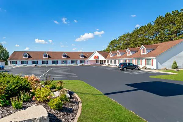 Econo Lodge Inn & Suites 4