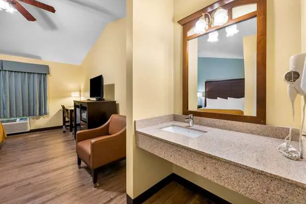 Econo Lodge Inn & Suites 4