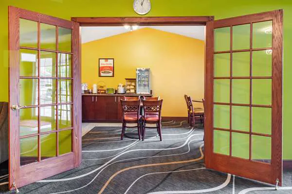 Econo Lodge Inn & Suites 4