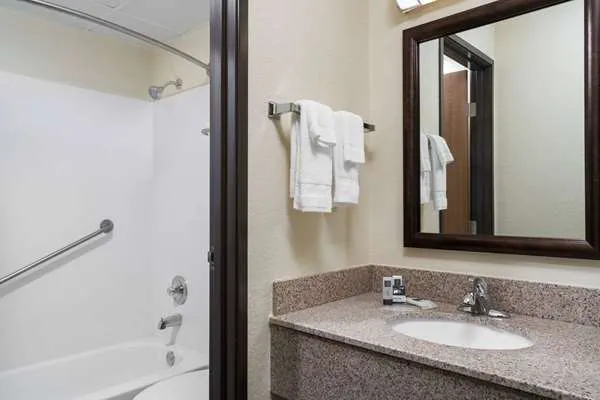 AmericInn by Wyndham Lake City 4