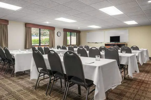 AmericInn by Wyndham Lake City 4
