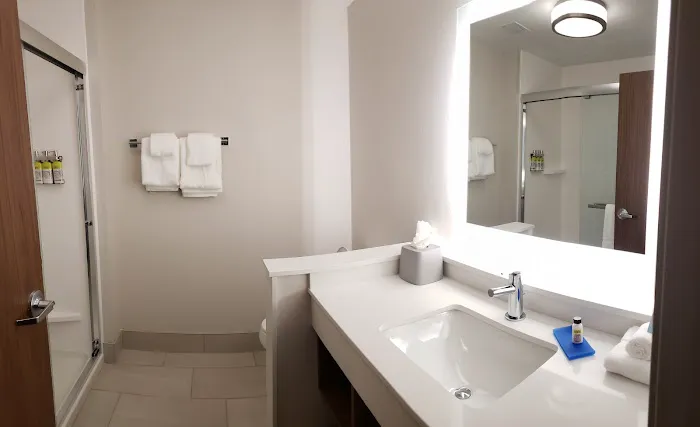 Holiday Inn Express & Suites Eau Claire West I-94 by IHG 4