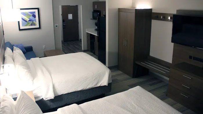 Holiday Inn Express & Suites Eau Claire West I-94 by IHG 4