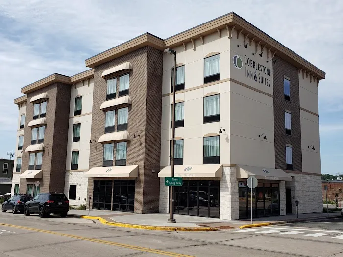 Cobblestone Inn & Suites at UW Stout Downtown Menomonie 4