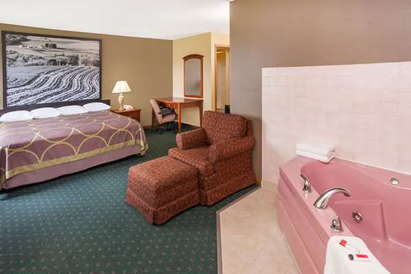 Super 8 by Wyndham Anamosa IA 4