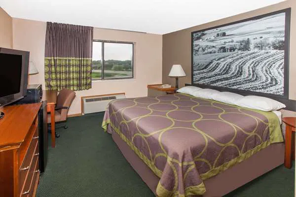 Super 8 by Wyndham Anamosa IA 4