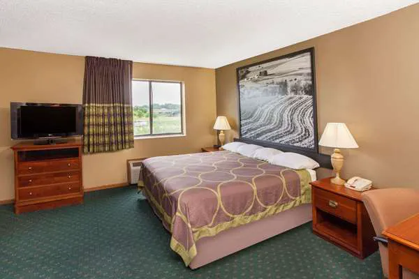 Super 8 by Wyndham Anamosa IA 4