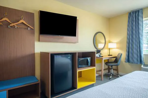 Days Inn by Wyndham Evansdale Waterloo 4