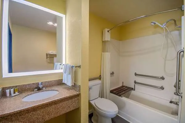 Days Inn by Wyndham Evansdale Waterloo 4