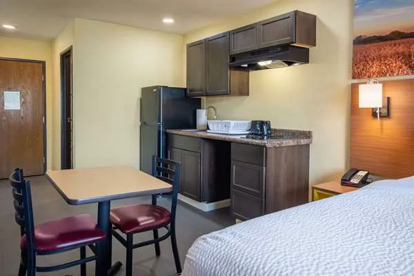 Days Inn by Wyndham Evansdale Waterloo 4