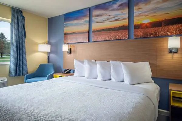 Days Inn by Wyndham Evansdale Waterloo 4