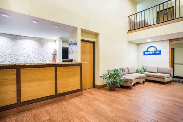 Days Inn by Wyndham Evansdale Waterloo 4