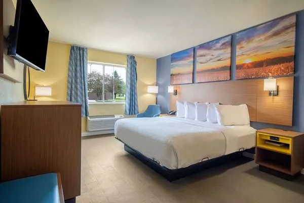 Days Inn by Wyndham Evansdale Waterloo 4
