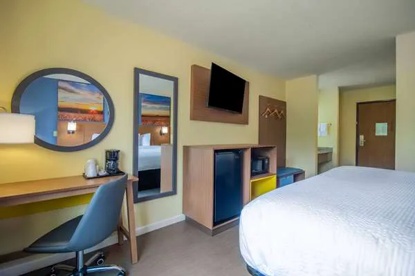 Days Inn by Wyndham Evansdale Waterloo 4