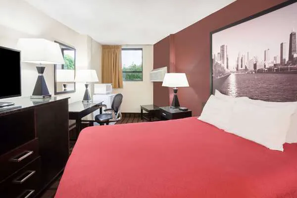 Super 8 by Wyndham Chicago IL 5
