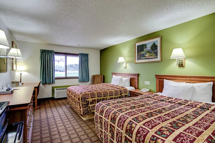Bloomer Inn & Suites 4