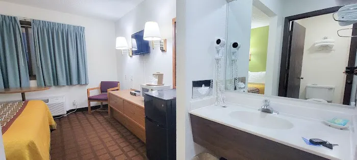 Bloomer Inn & Suites 4