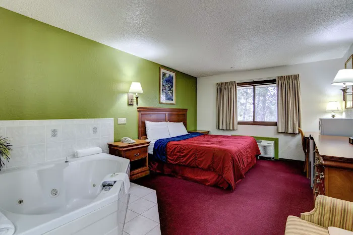 Bloomer Inn & Suites 4
