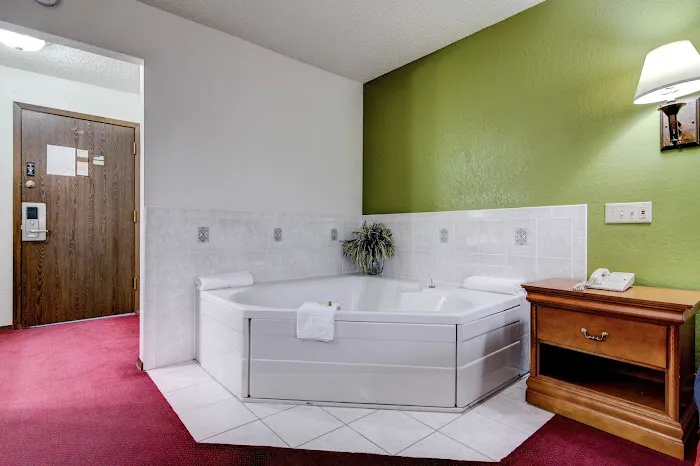 Bloomer Inn & Suites 4